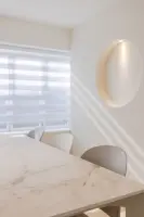 대리석과 빛이 만드는 미니멀 오피스 디테일